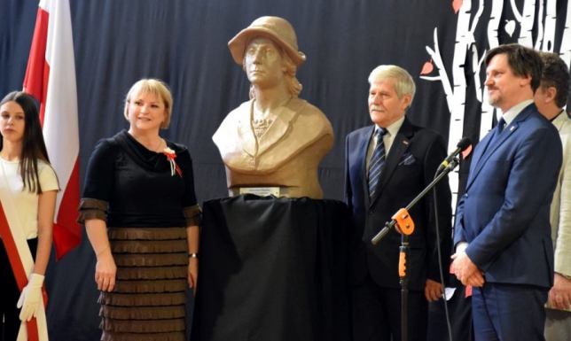 uroczyste odsłonięcie popiersia Aleksandry Piłsudskiej w Szkole Podstawowej numer 2