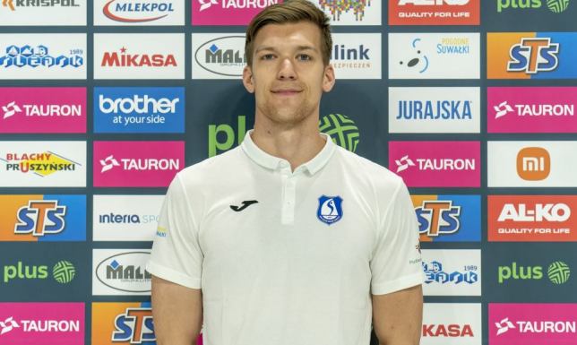 24-letni środkowy związał się z klubem trzyletnim kontraktem