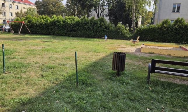 plac zabaw położony w pobliżu budynków ul. Kościuszki: 91B i 91A