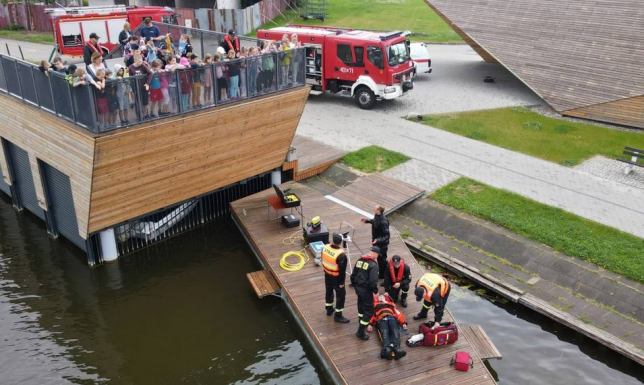pokazy ratowników z zakresu edukacji społecznej w Augustowie