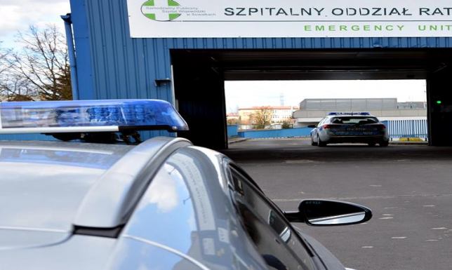 Do szpitala w eskorcie policji