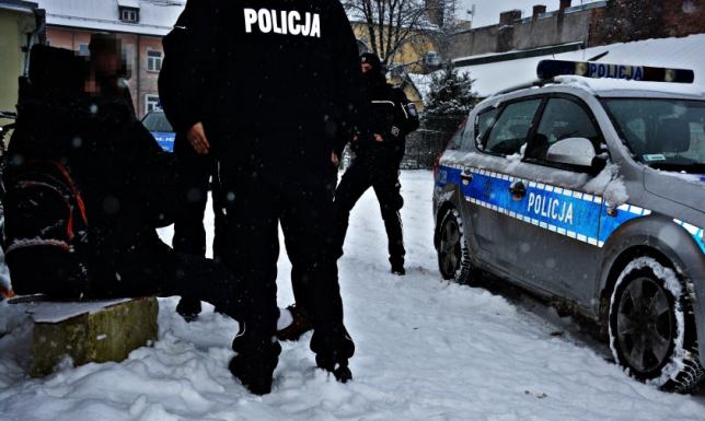 Policjanci pomagają osobom, które są narażone na wychłodzenie organizmu