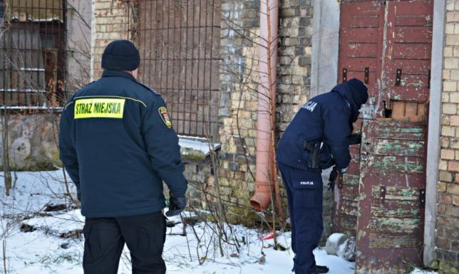 Policjanci apelują - jeden telefon może uratować komuś życie suwalscy policjanci sprawdzają miejsca pobytu osób zagrożonych wychłodzeniem