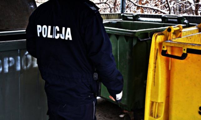 Mężczyzna przy -10 stopniach Celsjusza zamierzał nocować w wiacie śmietnikowej suwalscy funkcjonariusze uratowali przed wychłodzeniem 49-latka