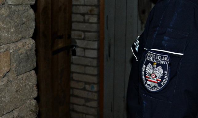 dzielnicowi pomogli mężczyźnie, który przebywał w piwnicy jednego z bloków