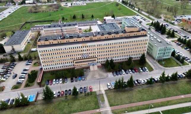 Zdesperowany 38-letni mężczyzna stał za barierkami i groził popełnieniem samobójstwa