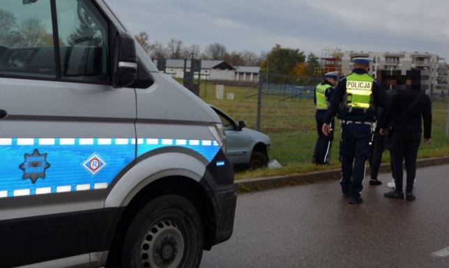 Suwalscy policjanci zatrzymali kierowcę citroena, który wjechał w ogrodzenie