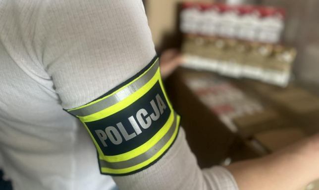 papierosy mundurowi znaleźli w samochodzie oraz w garażu