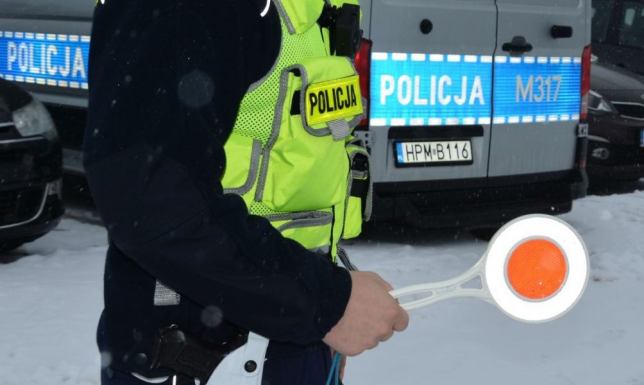 Podczas kontroli drogowej suwalscy policjanci zatrzymali poszukiwanego 36-latka