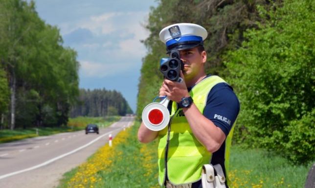 Trzech kierowców straciło uprawnienia za zbyt szybką jazdę zatrzymali prawa jazdy trzem kierowcom za przekroczenie prędkości