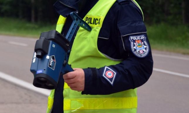 Policjanci zatrzymali prawo jazdy 22-latkowi z Suwałk