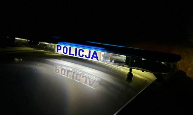 70-latek dachował. Miał 2 promile alkoholu  kierowca na prostym odcinku drogi stracił panowanie nad pojazdem i dachował