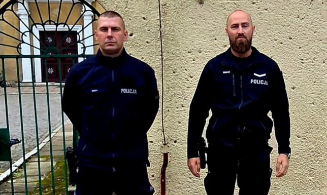 Olecki policjant bez wahania wskoczył do wody,