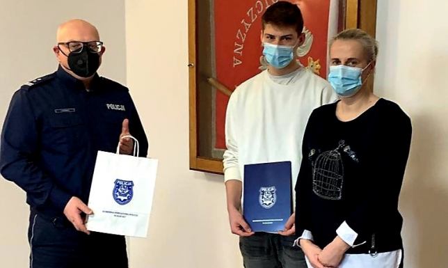 15-latek wezwał pomoc do kobiety potrąconej na przejściu