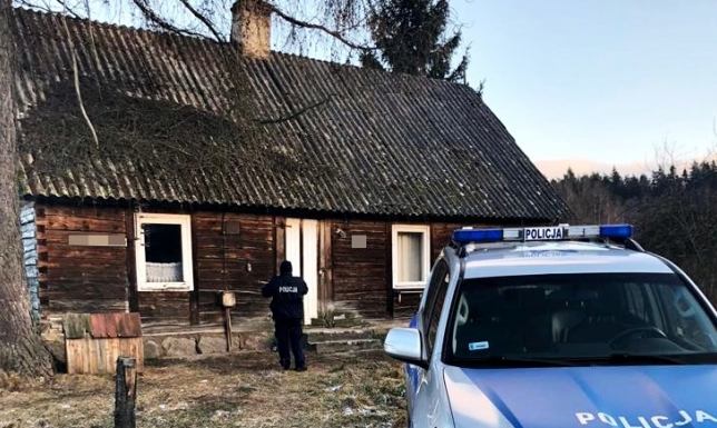 Dzielnicowi pomogli 90-latce, która leżała w zimnym, zadymionym pomieszczeniu