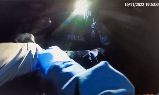 Kobieta wpadła podczas sprawdzania przez mundurowych pustostanu,