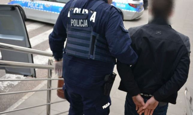 W święta wpadł poszukiwany za rozbój i kradzieże 24-latek 24-latek najbliższe 2 lata i 8 miesięcy spędzi w areszcie.