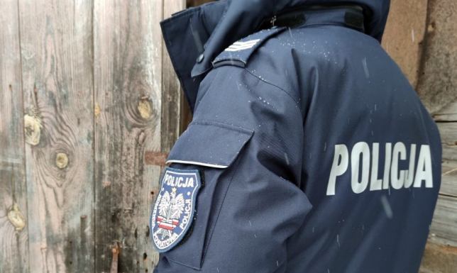 Mężczyznę, który spał w wiacie przystankowej uratowali augustowscy policjanci