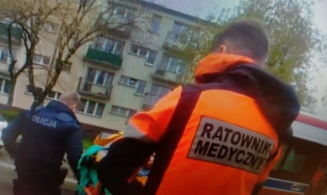 Suwalscy policjanci uratowali życie 36-latka Suwalscy policjanci zastali 36-latka leżącego w mieszkaniu bez oznak życia