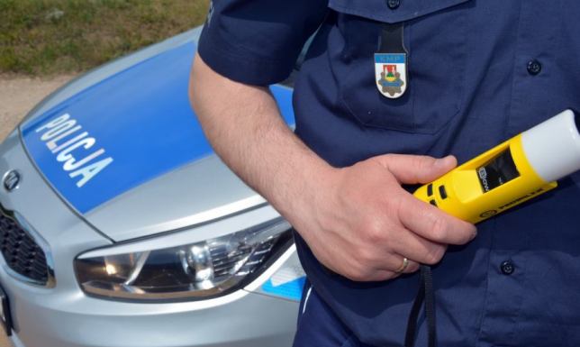 uderzył w toyotę, a następnie odjechał z miejsca zdarzenia