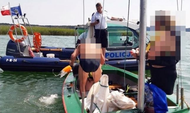 Policyjni wodniacy i ratownicy suwalskiego WOPR-u, patrolując jezioro Wigry, pomogli turystom