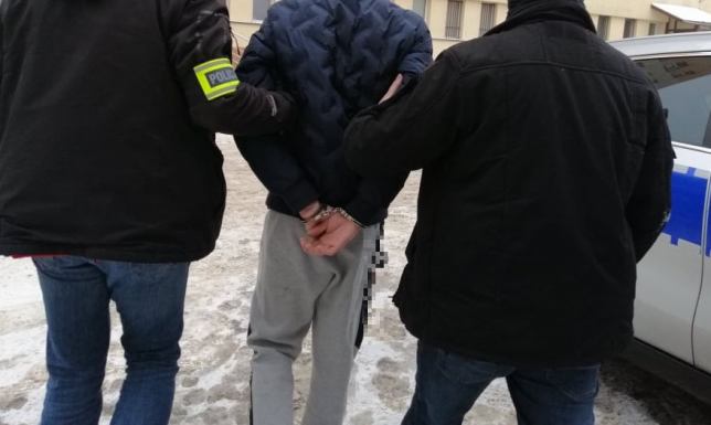 Zatrzymani za rozbój na 18-latku