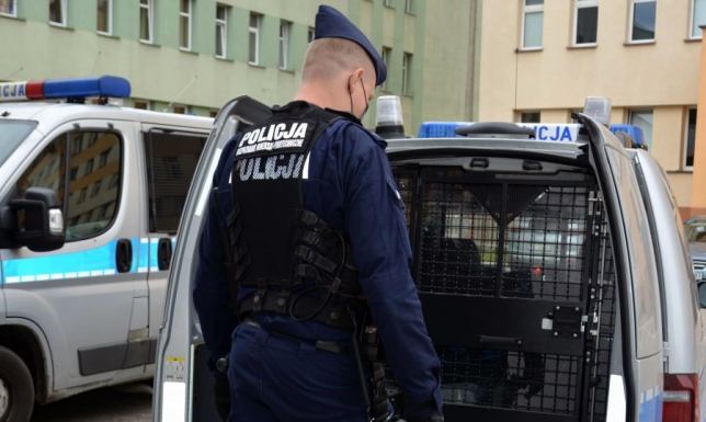 Poszukiwany wpadł, bo za głośno słuchał muzyki Mężczyzna zbyt głośno słuchał muzyki na klatce schodowej