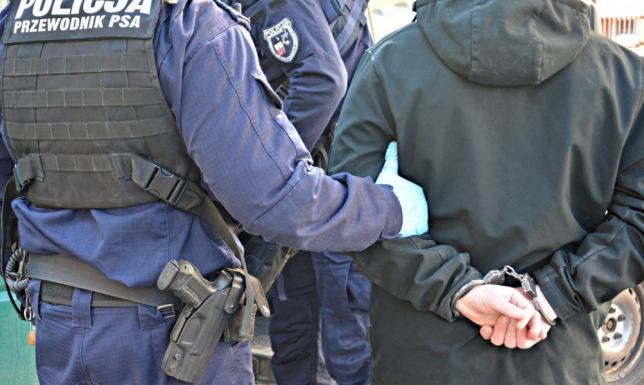 31-latek ukradł ponad 30 butelek whiskey Suwalscy kryminalni zatrzymali 31-latka podejrzanego o kradzieże sklepowe