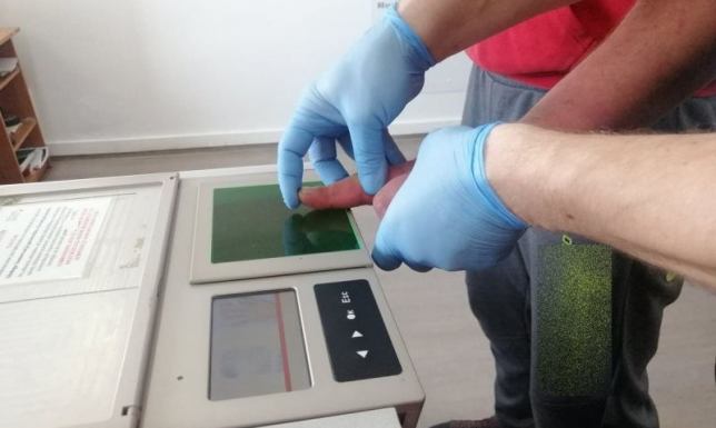 Podejrzany o wycinanie katalizatorów z samochodów w rękach policji  zatrzymali podejrzanego o usiłowanie i kradzież katalizatorów samochodowych