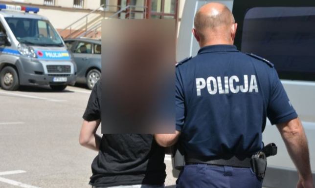 Obywatelka Litwy podejrzana o liczne kradzieże sklepowe w Suwałkach Suwalscy policjanci zatrzymali 26-letnia obywatelkę Litwy podejrzaną o kradzieże sklepowe