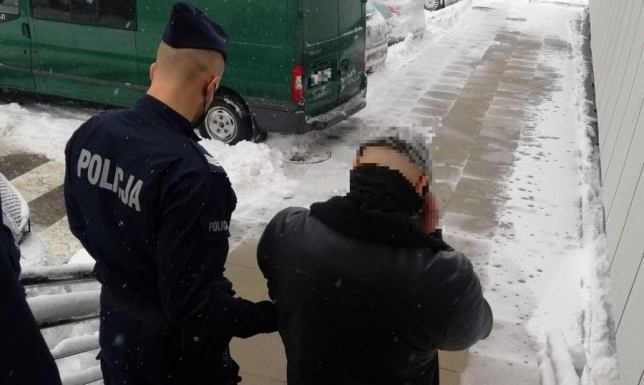 suwalscy policjanci zatrzymali trzech poszukiwanych mężczyzn