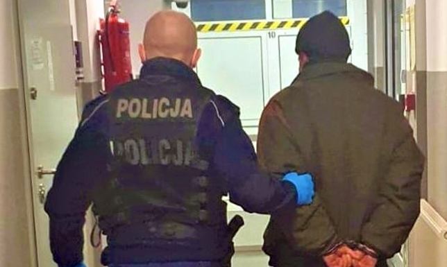 Dokonali kilkunastu kradzieży z włamaniem na konto bankowe Sejneńscy policjanci zatrzymali 50 i 52-latka podejrzanych o kradzież karty płatniczej