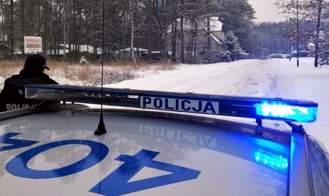 Żyliny - wpadł w poślizg i uderzył w drzewo Samochód uderzył w drzewo na trasie Żyliny - Przebród