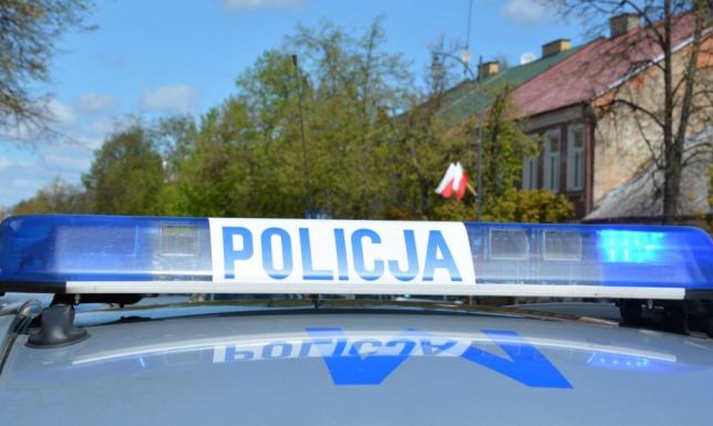 Mężczyzna w Suwałkach uciekał przed policjantami na dach budynku