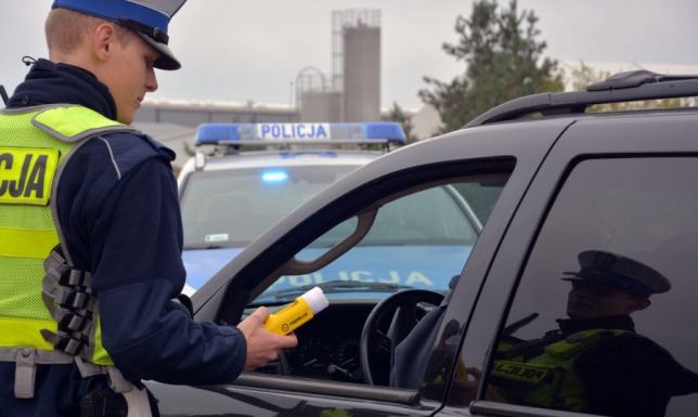 Pijany kierowca cofając wjechał w barierki Ponad dwa promile alkoholu w organizmie miał kierowca volkswagena
