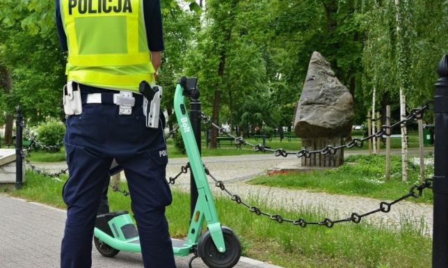 Potrącił nastolatkę na hulajnodze i odjechał Mandat w wysokości 4 tysięcy złotych i 12 punktów karnych