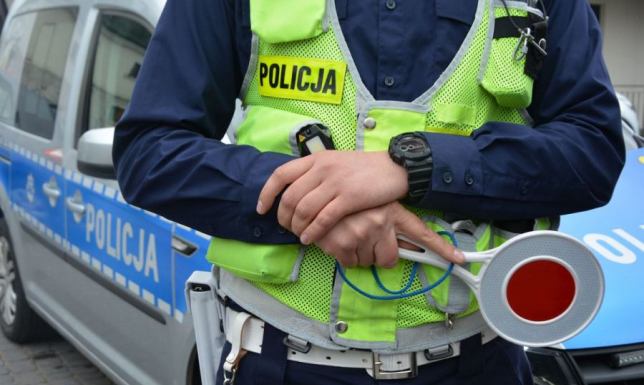 kierowców prowadzących samochód na podwójnym gazie zatrzymali policjanci