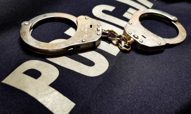 Zniszczone naczynia, pościel, oświetlenie, uszkodzone ściany