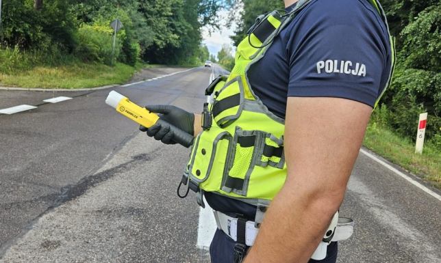 policjanci z suwalskiej drogówki badali trzeźwość kierowców