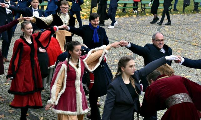 zatańczyli Poloneza w ramach uczczenia Narodowego Święta Niepodległości