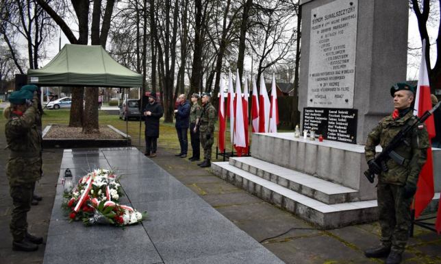Miejskie obchody przy pomniku Straceń na ulicy Sejneńskiej w Suwałkach