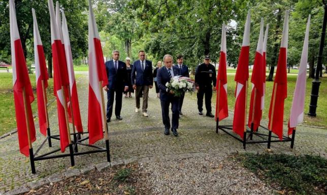 Władze Miasta Suwałki złożyły w niedzielę (31.08) kwiaty pod Dębem Wolności