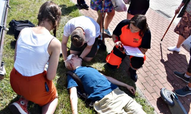 uczniowie III LO mieli okazję wykazać się umiejętnością udzielania pierwszej pomocy