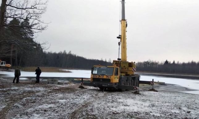 pływającego pomostu na jeziorze Czarne w miejscowości Krzywe