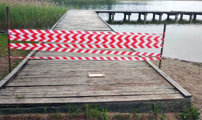 Rozbiórka pomostu - plaża w Krzywem zamknięta Rozbiorą pomost na plaży w Krzywem