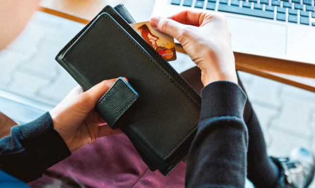 Próba oszustwa udaremniona dzięki kasjerce z banku