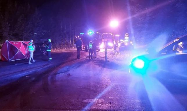 Jedna osoba zmarła, a trzy trafiły do szpitala w wyniku pościgu za 25-letnik kierowcą