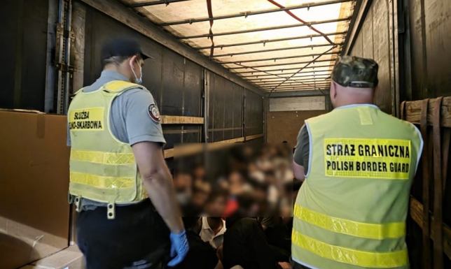 funkcjonariusze Straży Granicznej ujawnili w naczepie ciężarówki 54 cudzoziemców