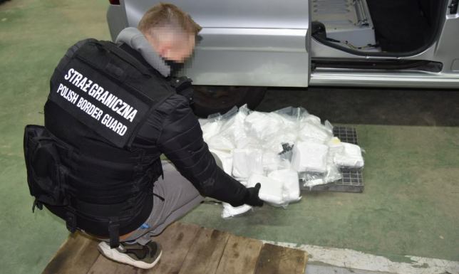 Zatrzymano przewożącego narkotyki 51-letniego bezpaństwowca.