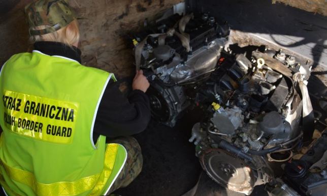 Odzyskali silniki ze skradzionych pojazdów Znaleźli samochodowe silniki z przestępstwa